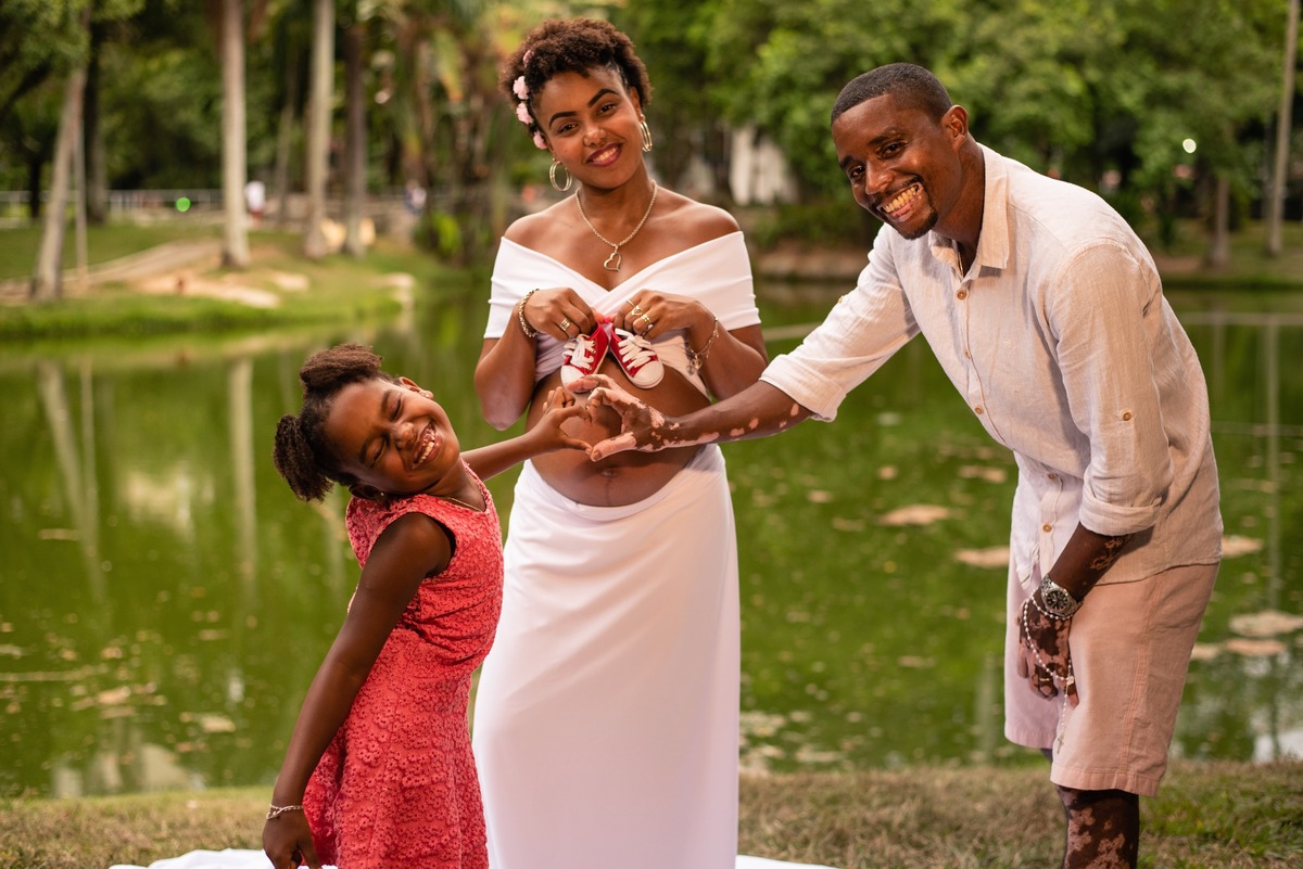 Vestido branco gestante, ensaio externo gestante, mamãe e papai e irmã no Campo de São Bento Niterói, RJ.