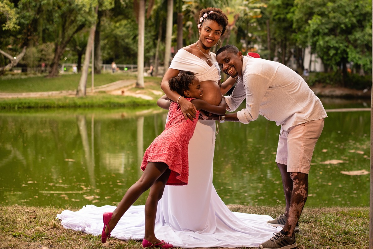 Vestido branco gestante, ensaio externo gestante, mamãe e papai e irmã no Campo de São Bento Niterói, RJ.