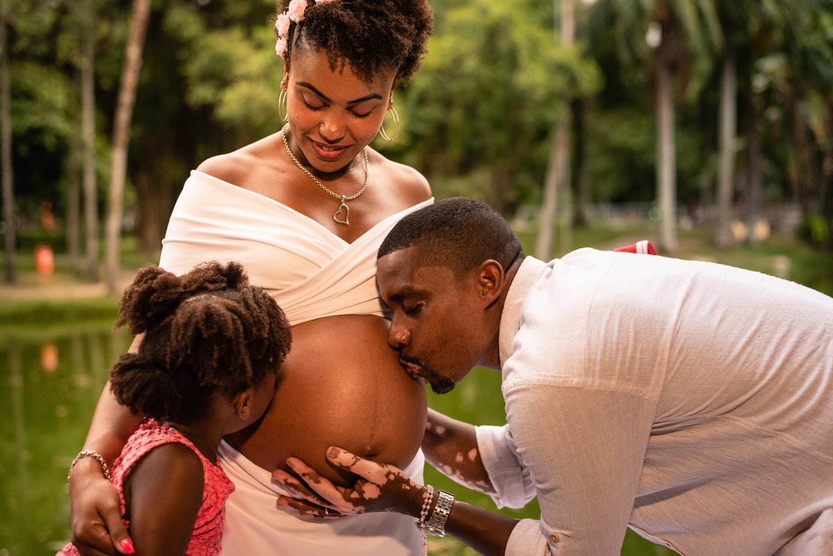 Vestido branco gestante, ensaio externo gestante, mamãe e papai e irmã no Campo de São Bento Niterói, RJ.