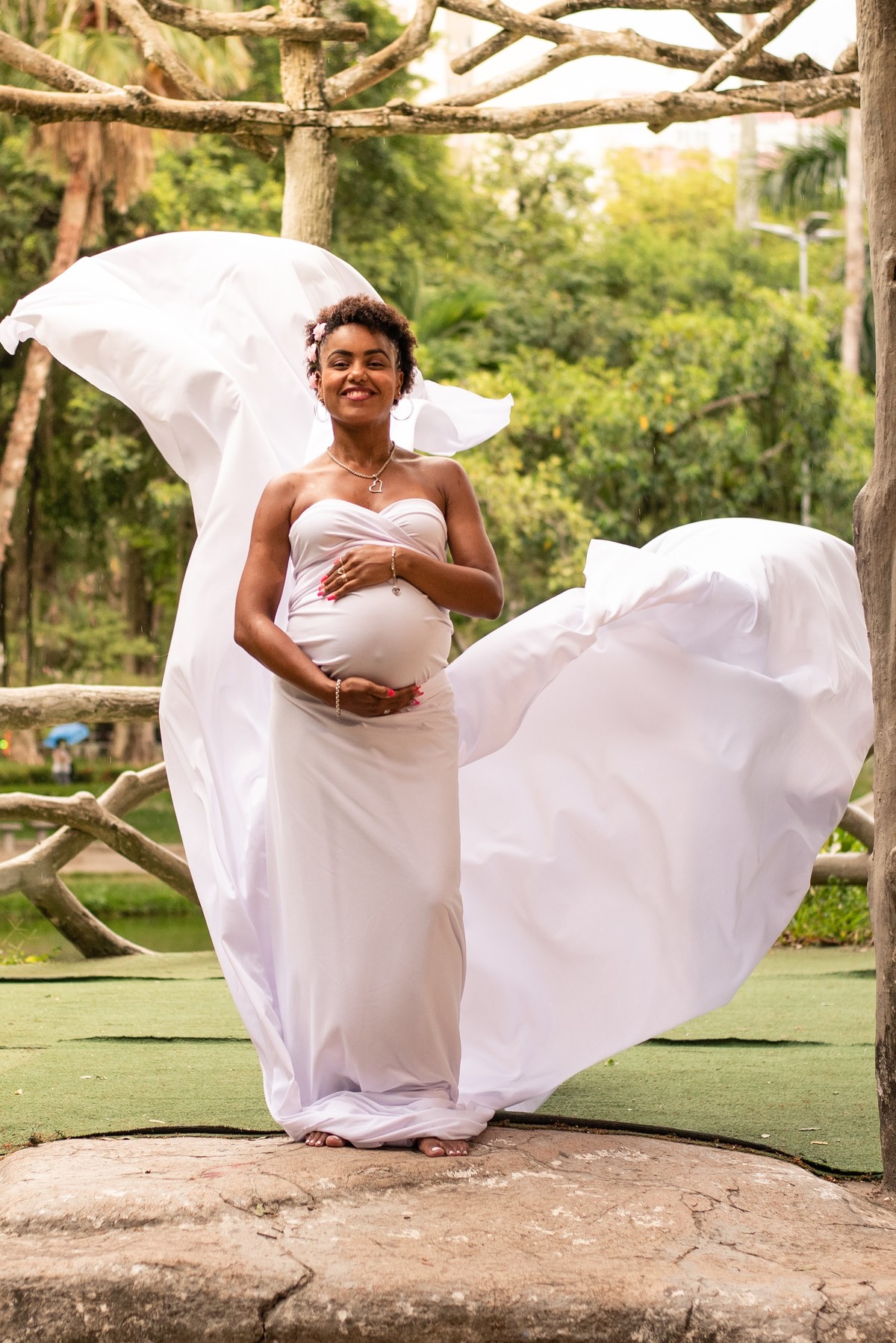 Vestido branco gestante, ensaio externo gestante no Campo de São Bento Niterói, RJ.