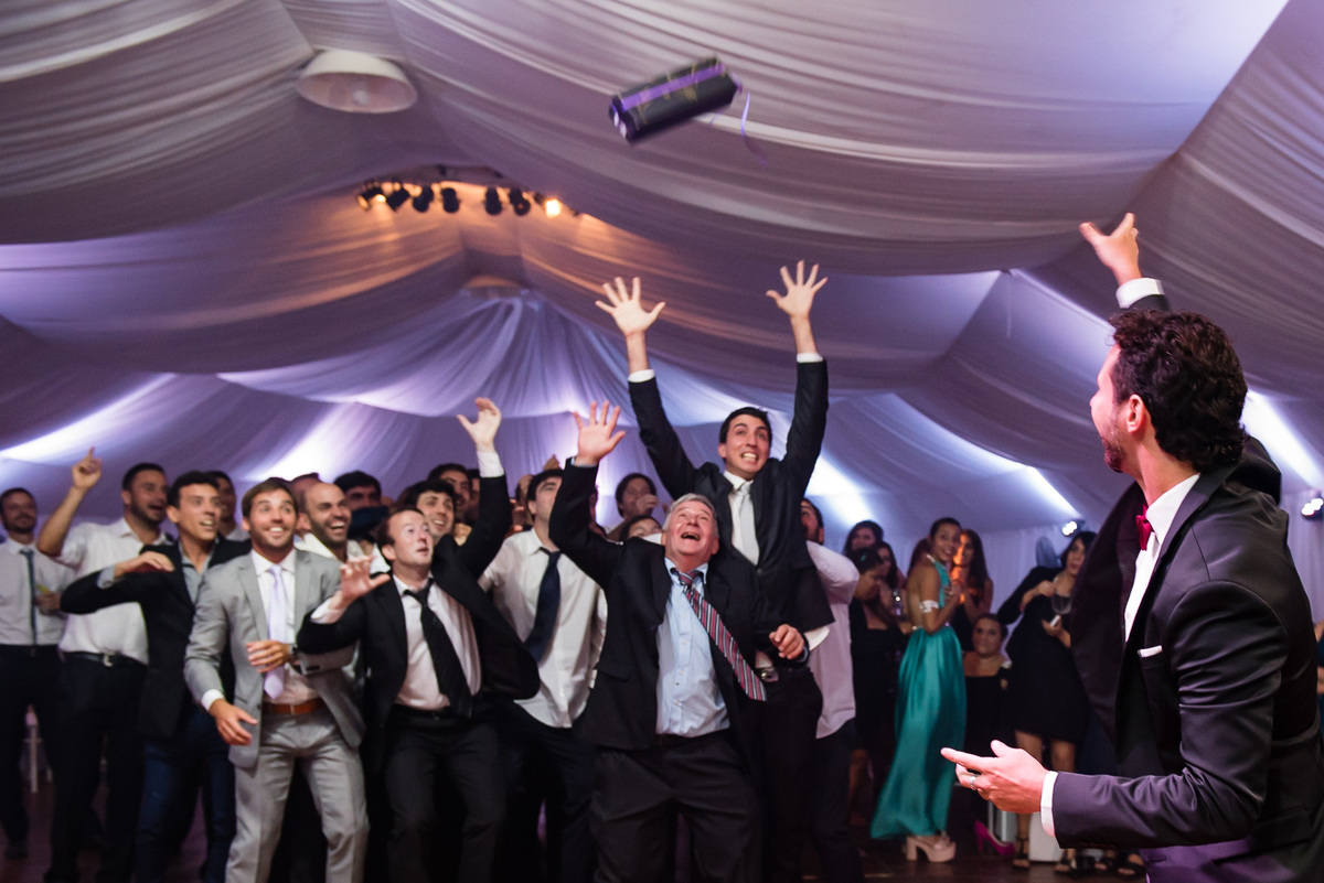 casamiento en Quinta JR Ranch 
 novio tira botella de wisky boda