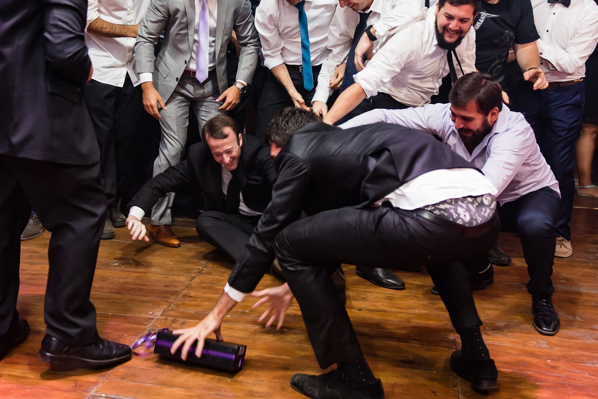 casamiento en Quinta JR Ranch 
 solteros agarran botella de wisky del novio boda