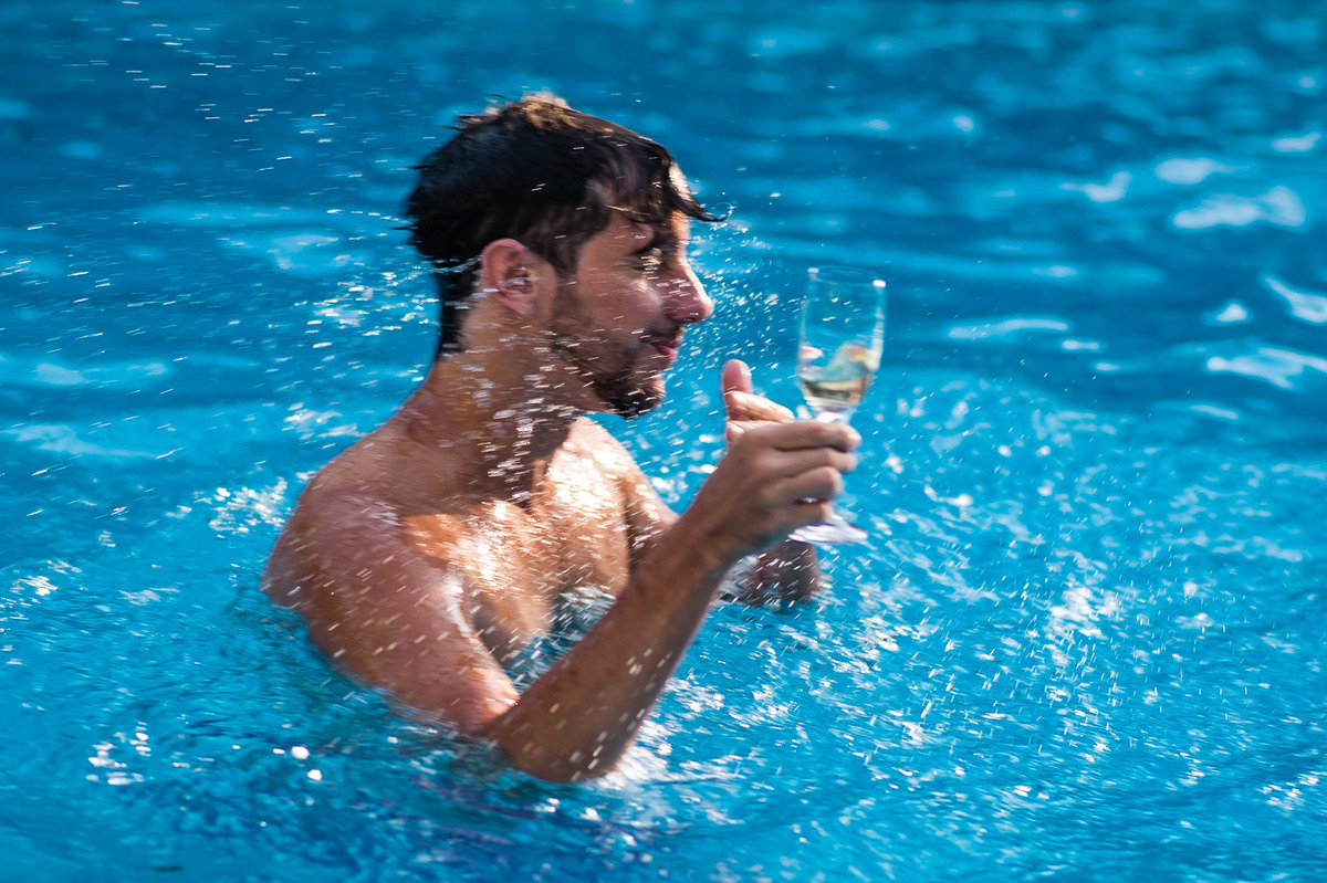 Casamiento en Quinta JR Ranch novio en la piscina  boda