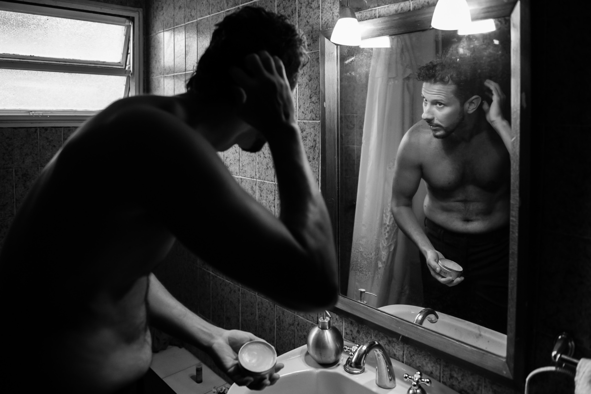 Casamiento en Quinta JR Ranch preparativos del novio mirándose al espejo boda getting ready