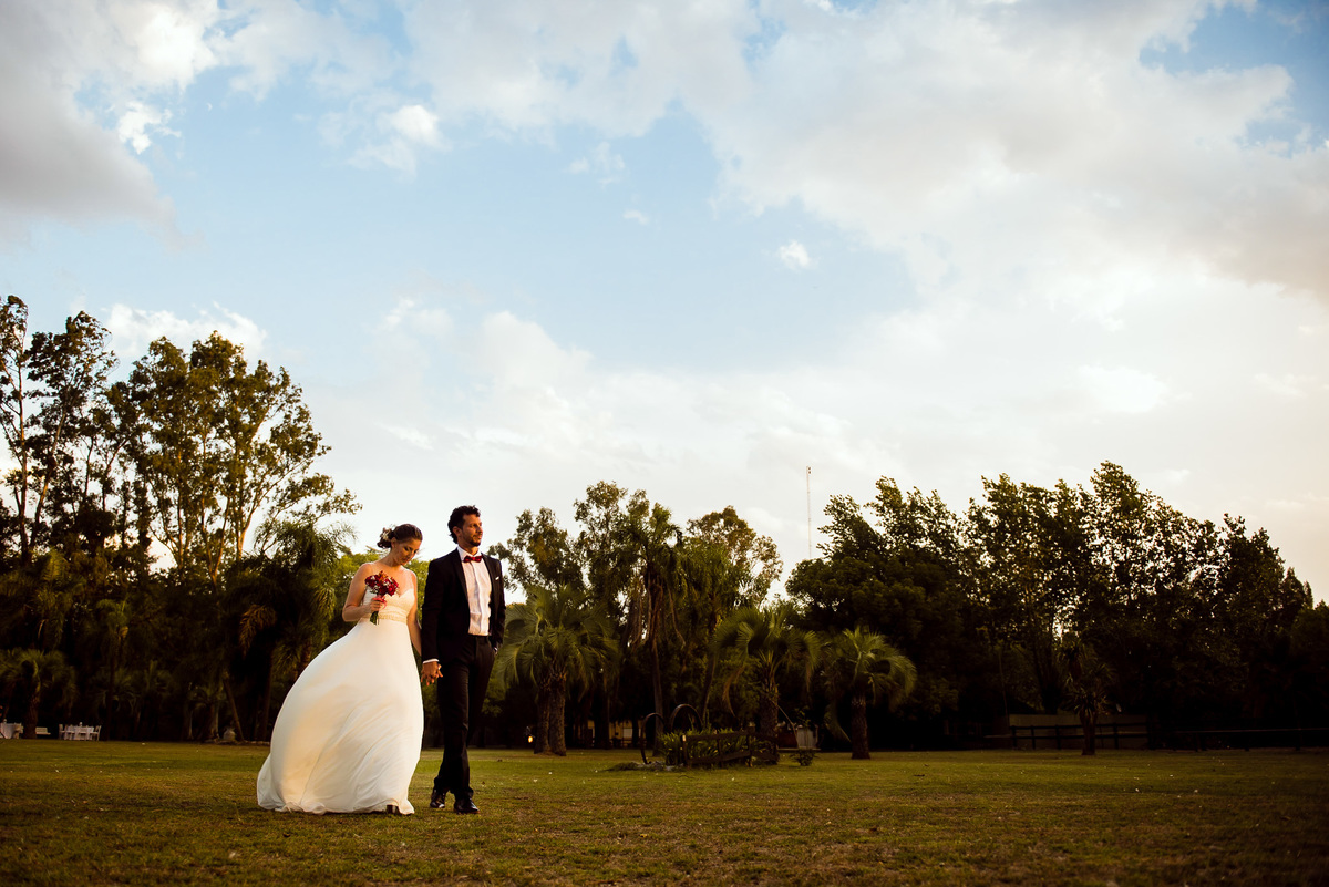 novios caminando por el campo Quinta JR Ranch boda