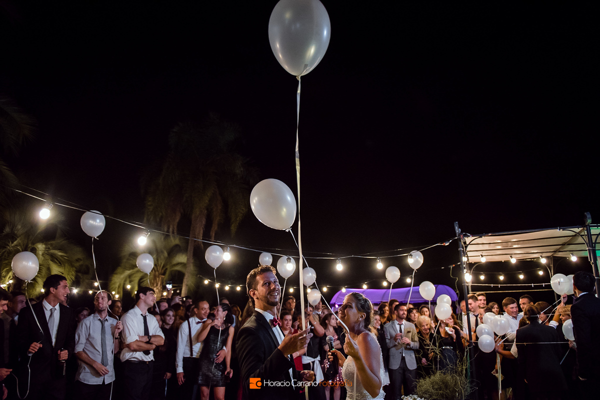 casamiento en Quinta JR Ranch novios sueltan globos boda