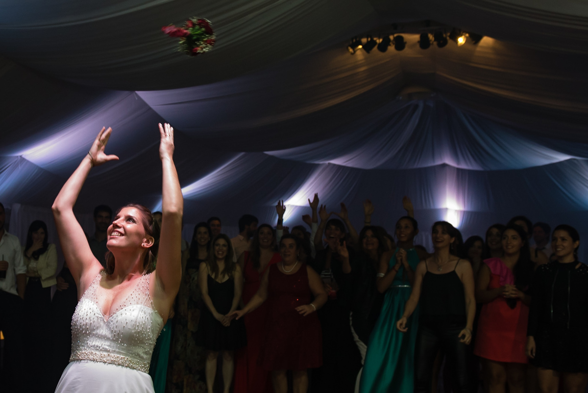 casamiento en Quinta JR Ranch 
 novia tira el ramo boda