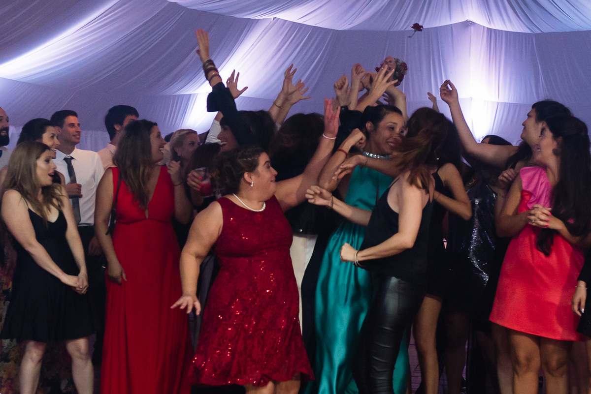 casamiento en Quinta JR Ranch 
 solteras agarran el ramo de la novia  boda 