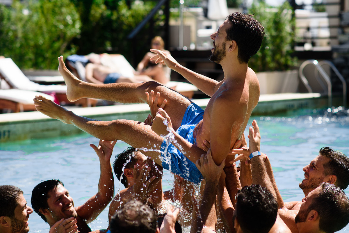 Casamiento Judío novio en la pileta