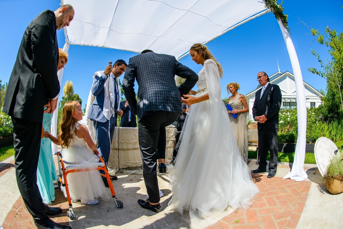 Casamiento Judío Astilleros Milberg pisando la copa
