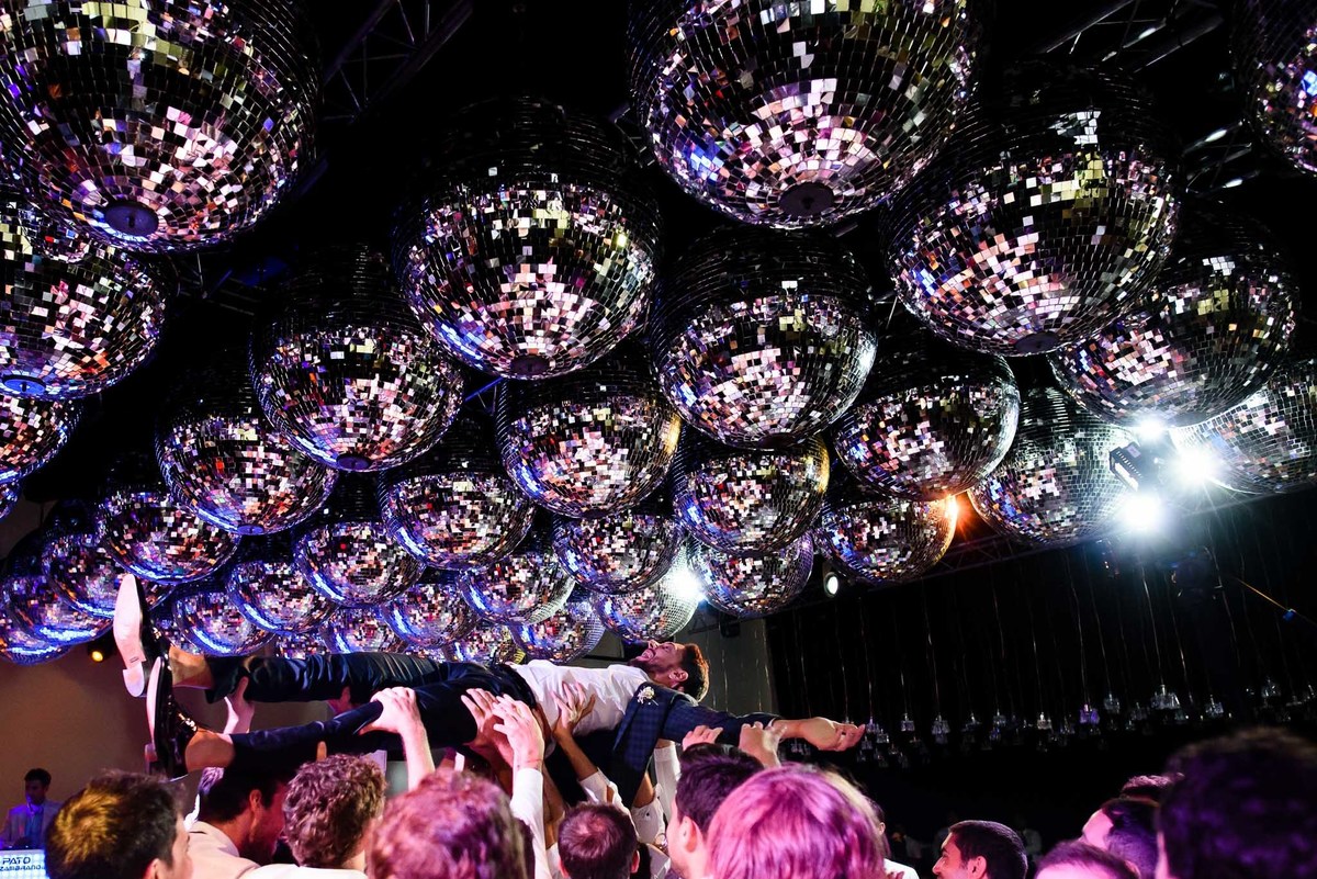 novio en andas fiesta Casamiento Judío Astilleros Milberg 