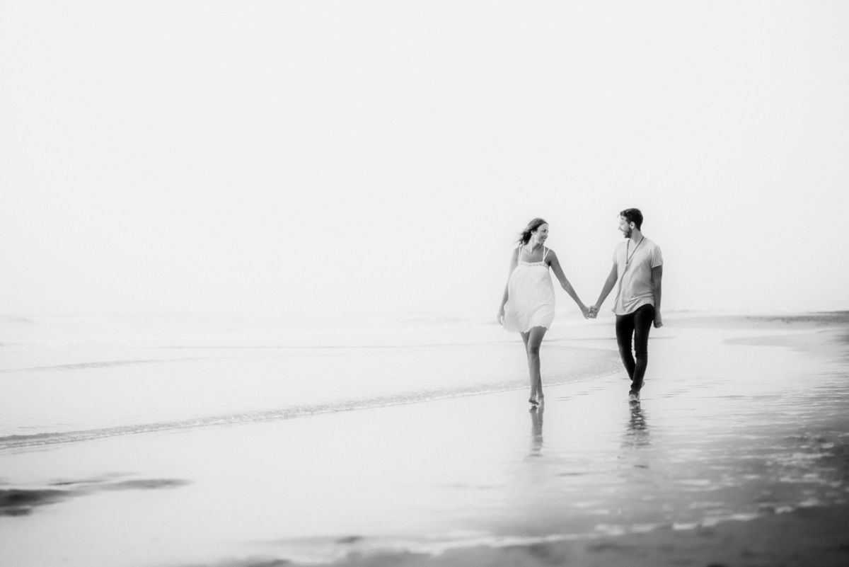 novios caminando por la playa Engagement session Sesión pre boda  Cariló