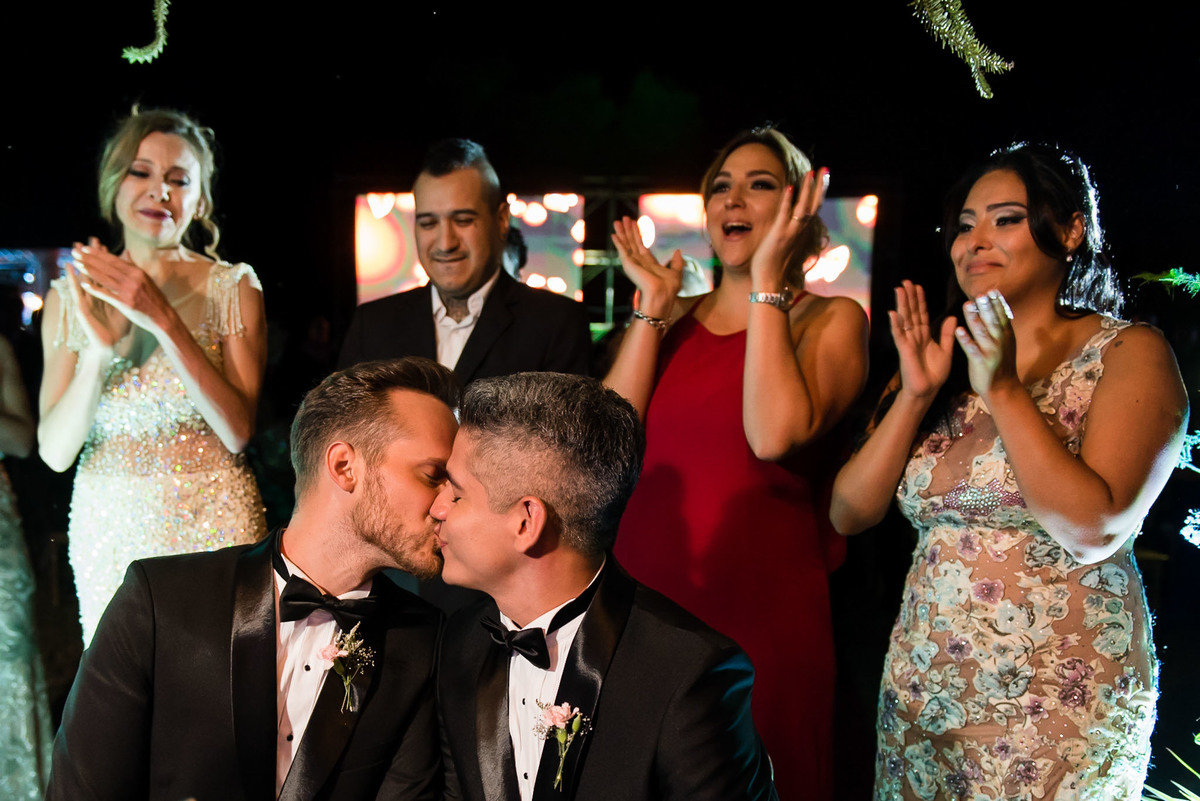 boda gay casamiento igualitario LGBT ceremonia beso