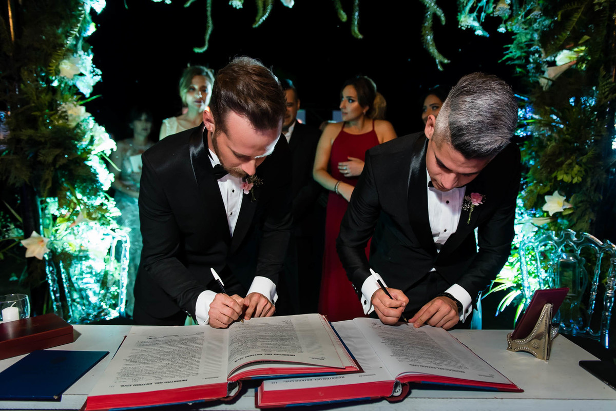 boda gay casamiento igualitario LGBT ceremonia firmando