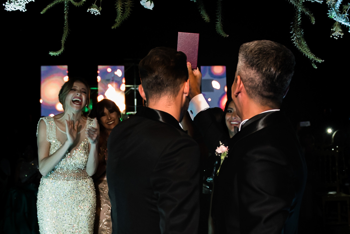 boda gay casamiento igualitario LGBT ceremonia con la libreta