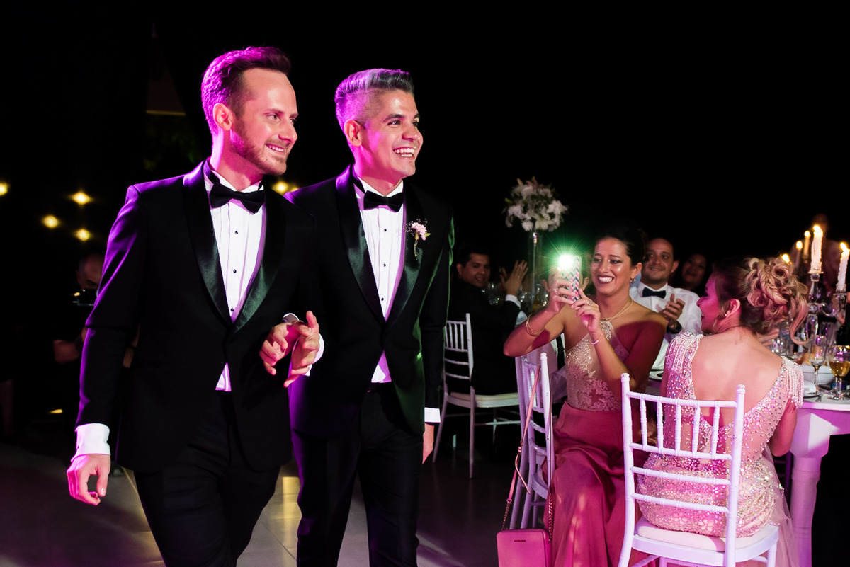 boda gay casamiento igualitario LGBT ingreso de los novios al salón