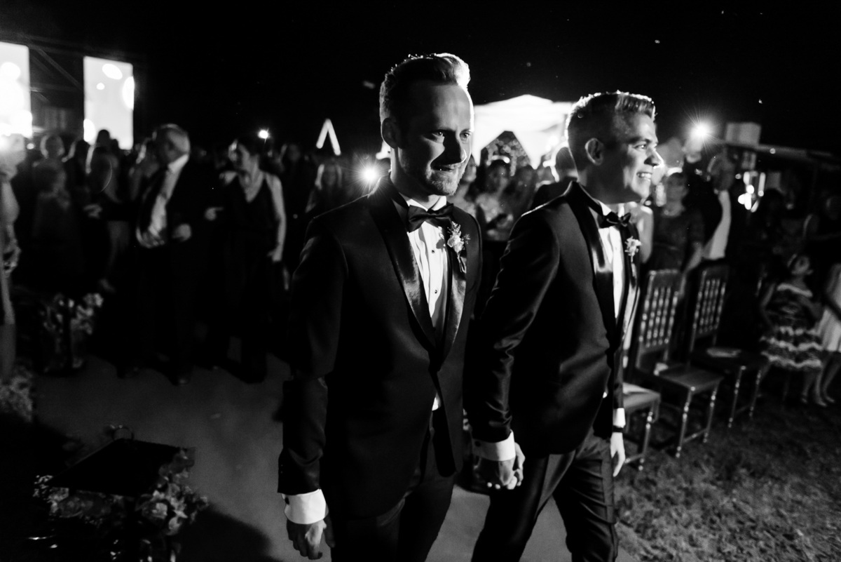 boda gay casamiento igualitario LGBT novios ingresando a la ceremonia