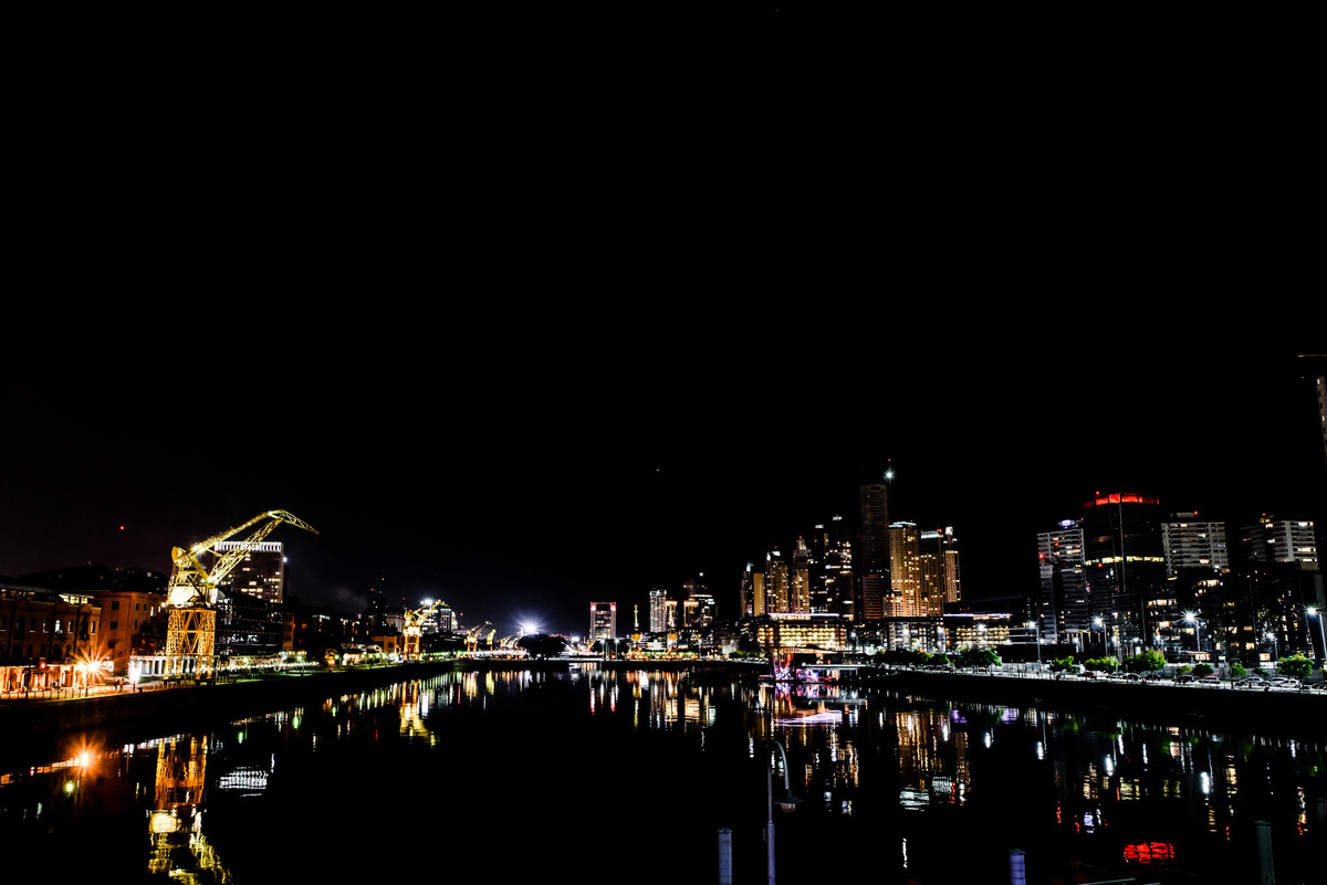 vista nocturna de Puerto madero Buenos Aires Argentina