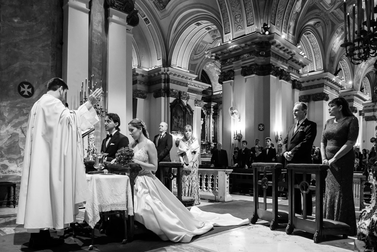 Boda Basílica de Nuestra Señora del Socorro Ceremonia sacerdote bendice a los novios