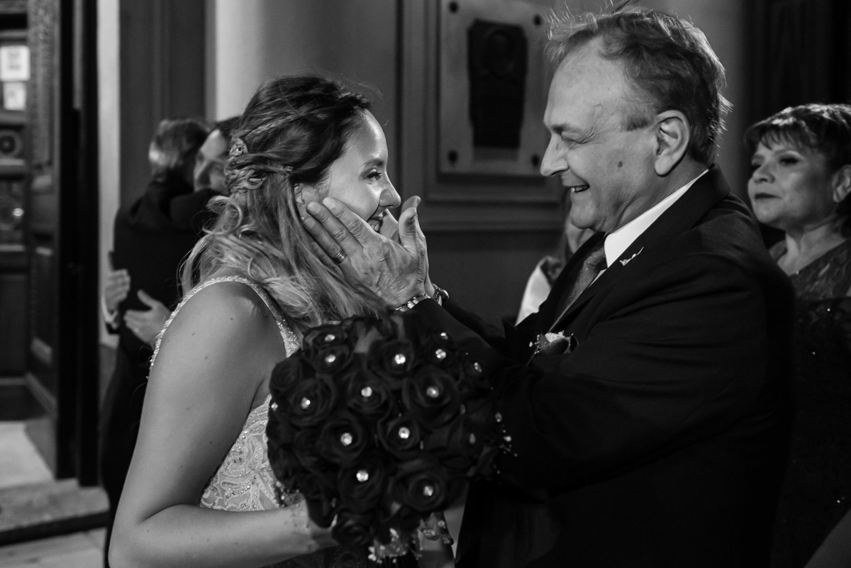 Boda Basílica de Nuestra Señora del Socorro Ceremonia padre saluda a la novia
