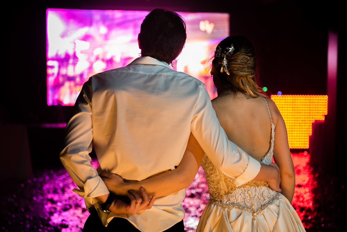 Boda en Punta Carrasco novios mirando video final de fiesta casamiento  Diego Fiorita Dj