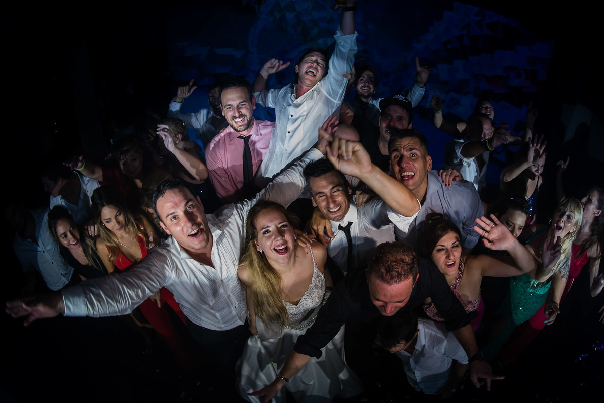 Boda en Punta Carrasco fiesta foto grupal cenital casamiento Diego Fiorita Dj