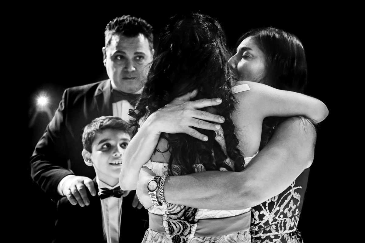 Abrazo emoción familia 15 años Sitio Palermo