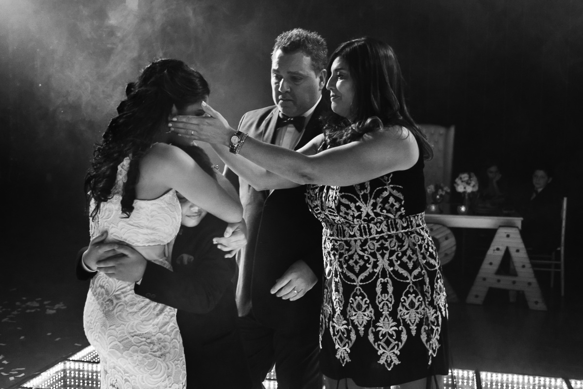 Abrazo emoción familia 15 años Sitio Palermo 