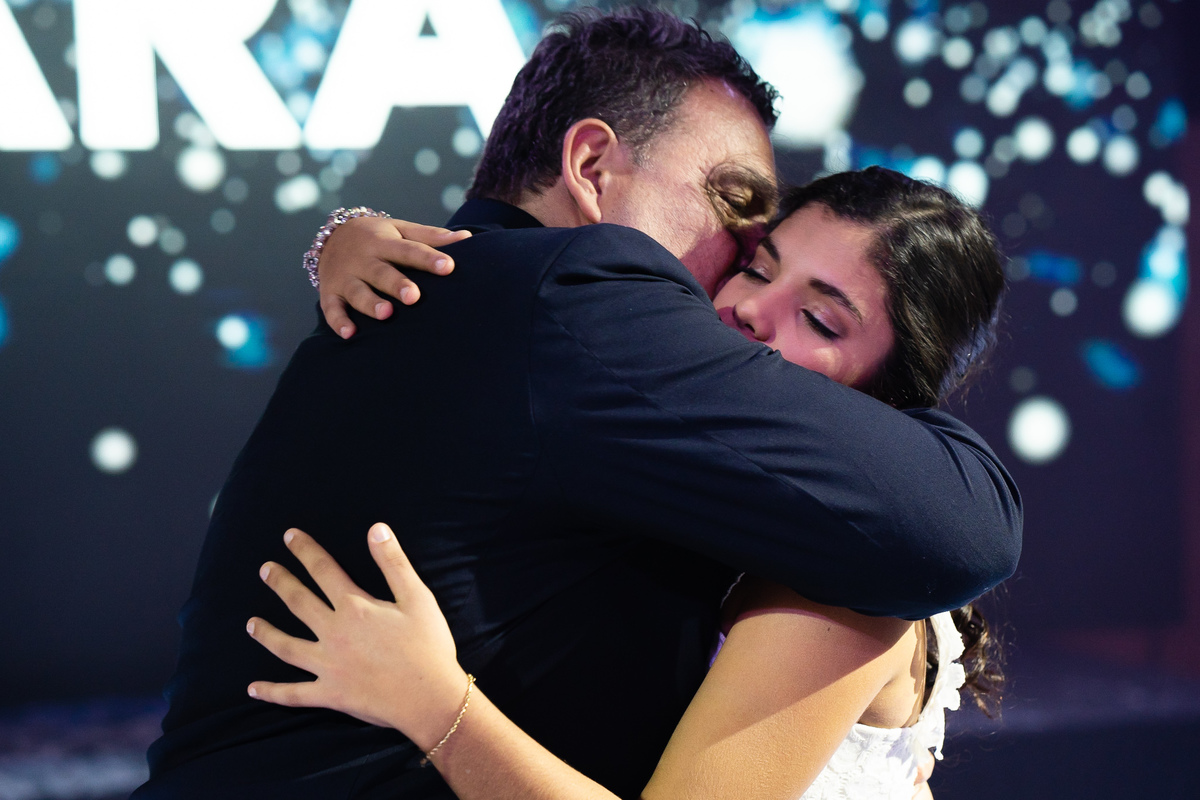 abrazo padre hija 15 años emoción Sitio Palermo SonyA7iii 