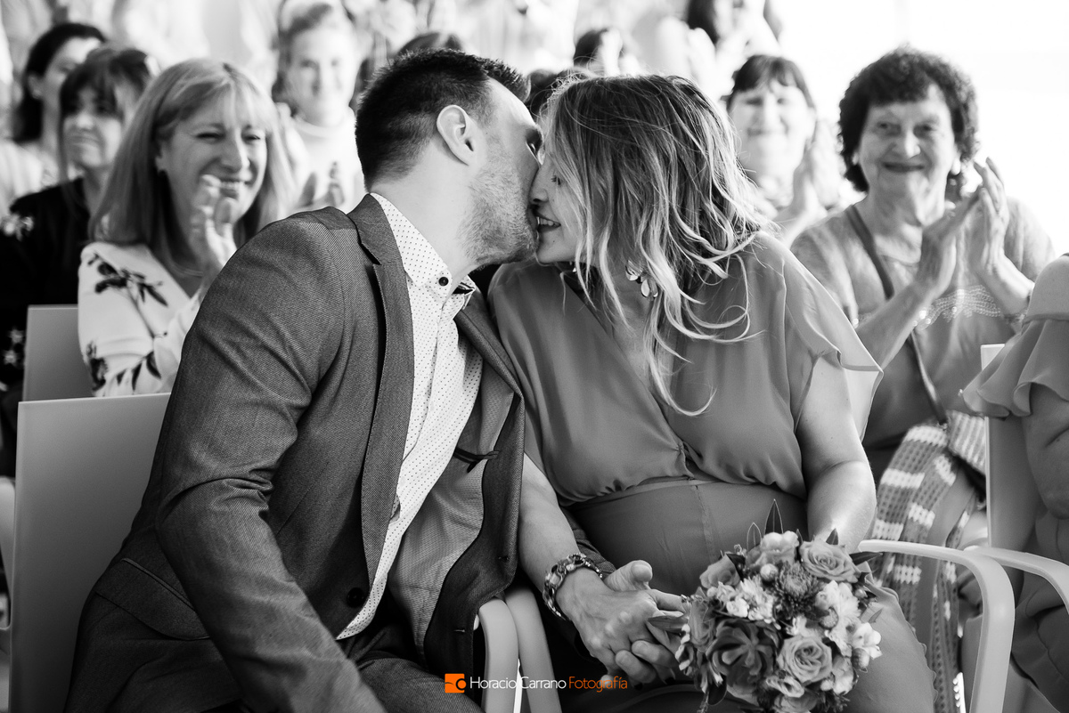 Beso de novios en el civil  Boda casamiento