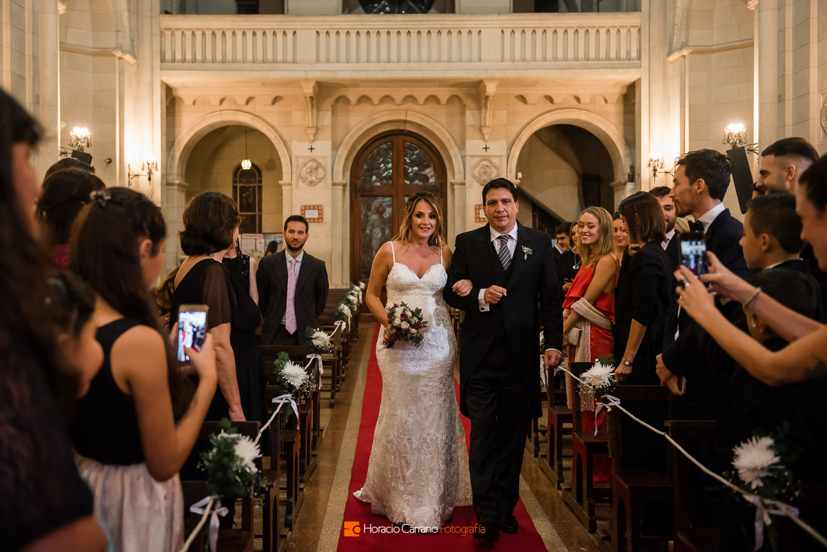 la novia entrando a la ceremonia Parroquia Nuestra Señora de la Guardia