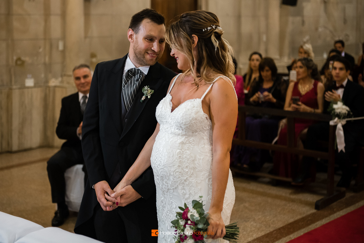 los novios durante la ceremonia en Parroquia Nuestra Señora de la Guardia