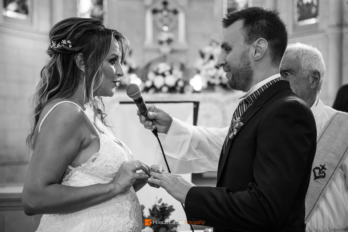 los novios poniéndose los anillos en Parroquia Nuestra Señora de la Guardia 