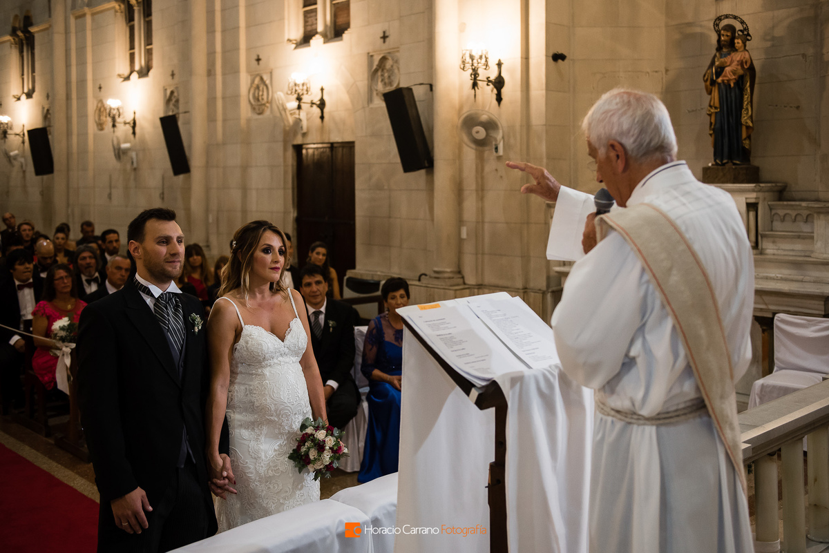 bendición de los novios durante la ceremonia en Parroquia Nuestra Señora de la Guardia