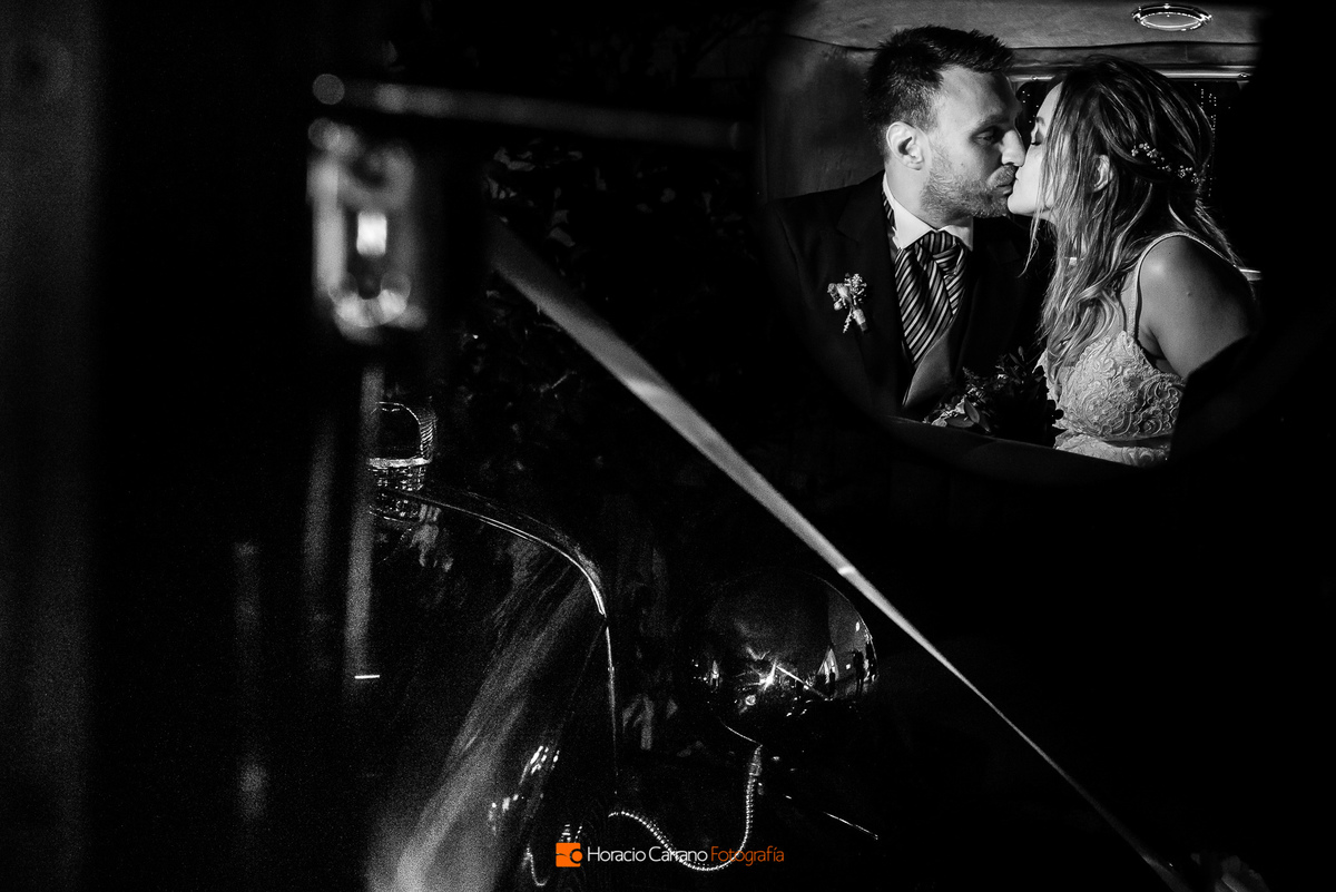 beso novios en el auto en blanco y negro en Punto Bahīa eventos