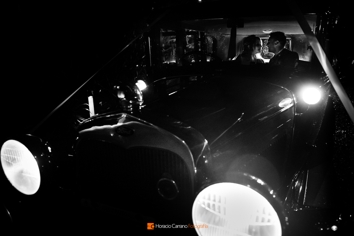 beso novios en el auto en blanco y negro en Punto Bahīa eventos
