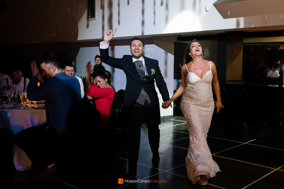 Entrada de los novios en Punto Bahīa Eventos
