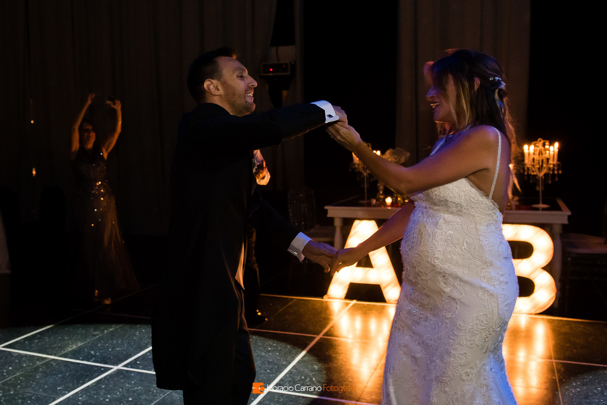 Bailan los novios con la música de Grupo Sarapura Dj en Punto Bahía Eventos