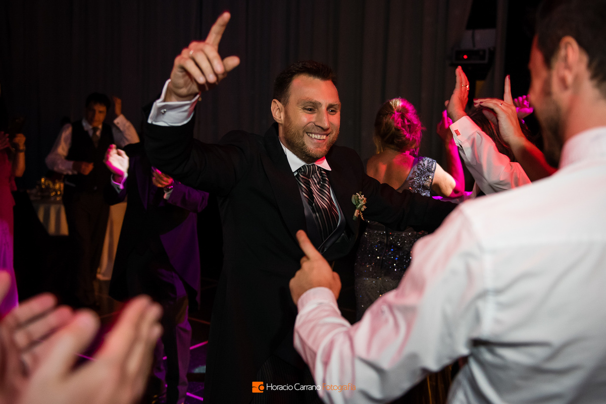 Bailan los novios con la música de Grupo Sarapura Dj en Punto Bahía Eventos