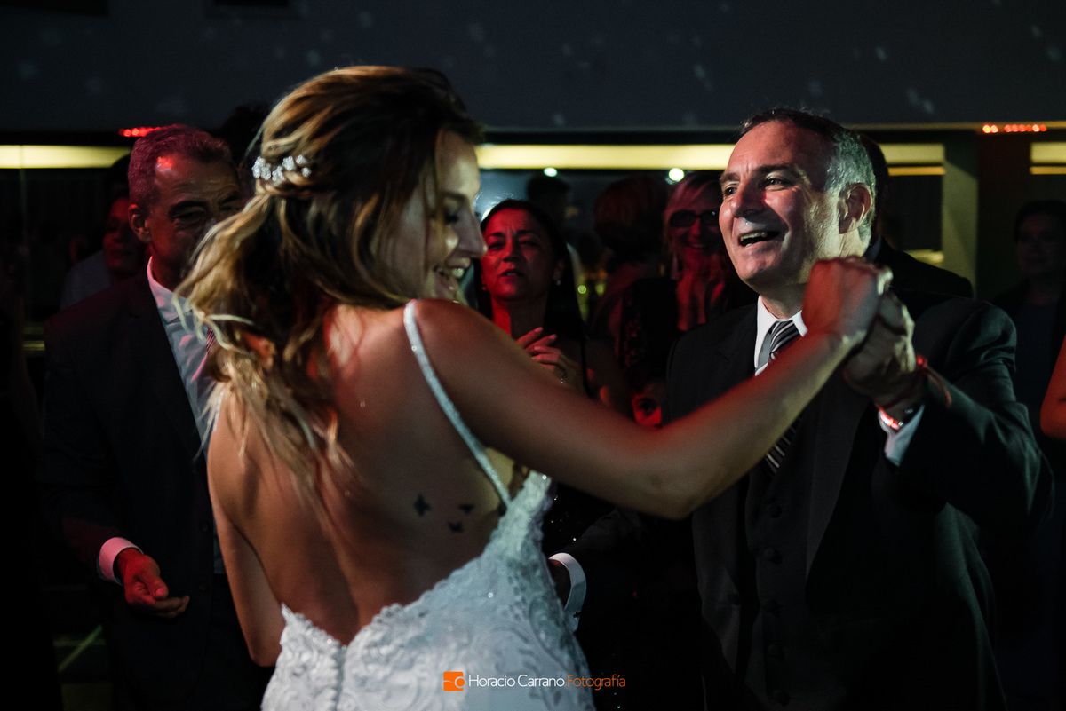 Bailan los novios con la música de Grupo Sarapura Dj en Punto Bahía Eventos