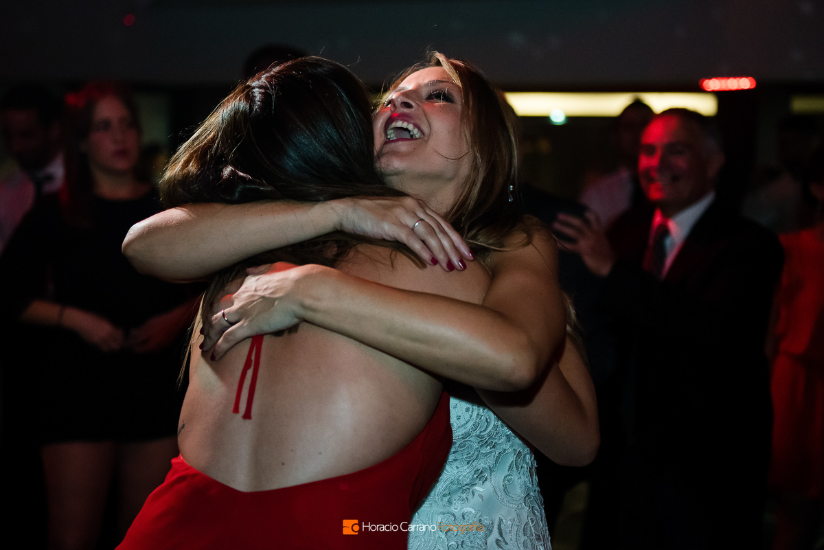 la novia abraza a su amiga en Punto Bahía Eventos