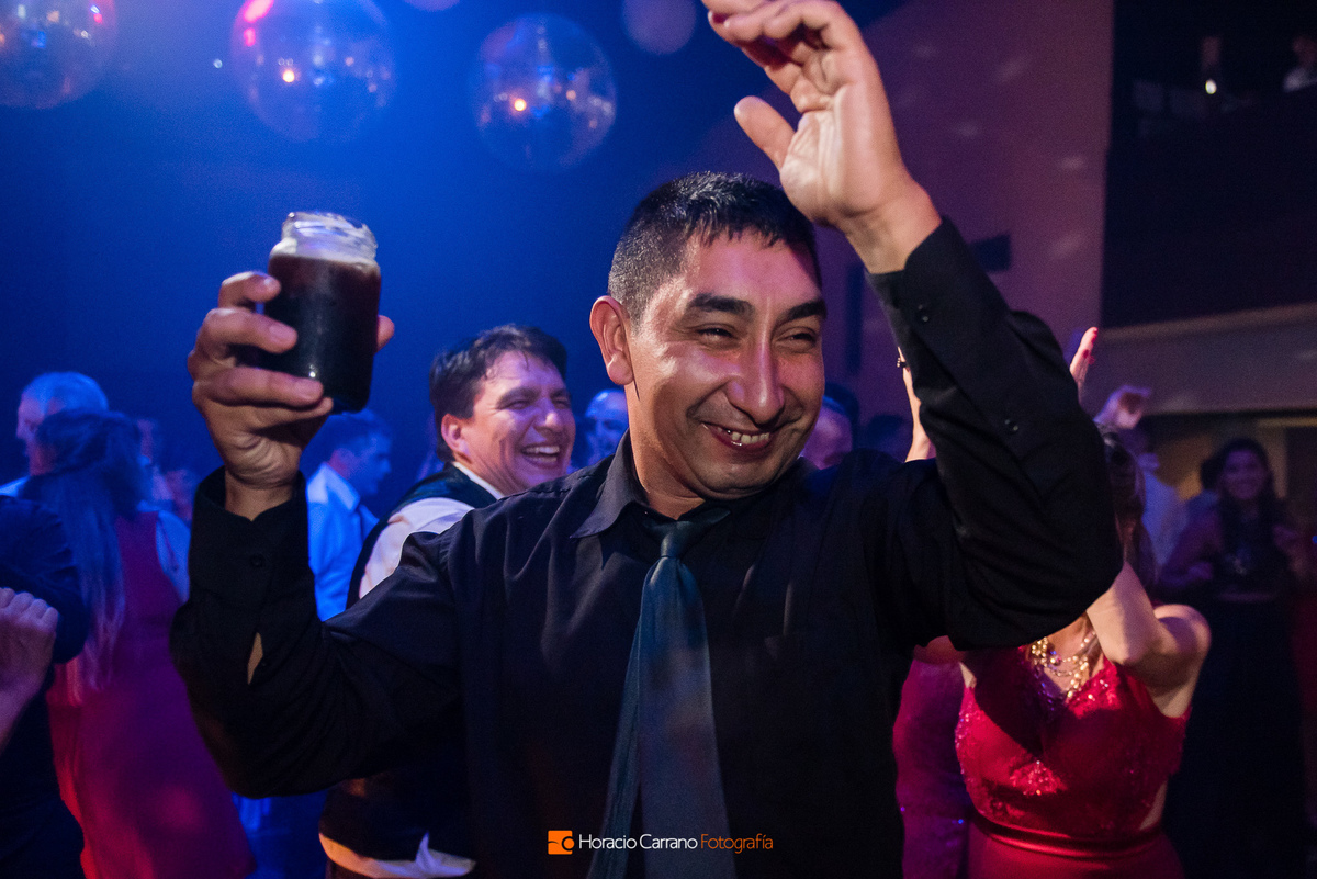 Baila la gente con la música de Grupo Sarapura DJ en Punto Bahīa Eventos