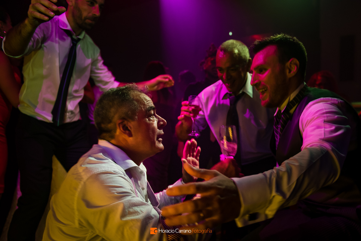 Baila la gente con la música de Grupo Sarapura DJ en Punto Bahīa Eventos