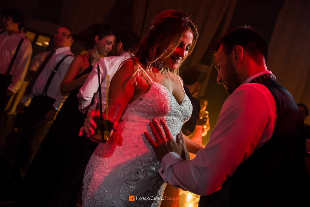 Bailan los novios con la música de Grupo Sarapura Dj en Punto Bahía Eventos Novia embarazada