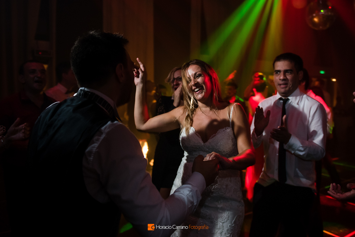 Baila la novia embarazada con la música de Grupo Sarapura Dj en Punto Bahía Eventos