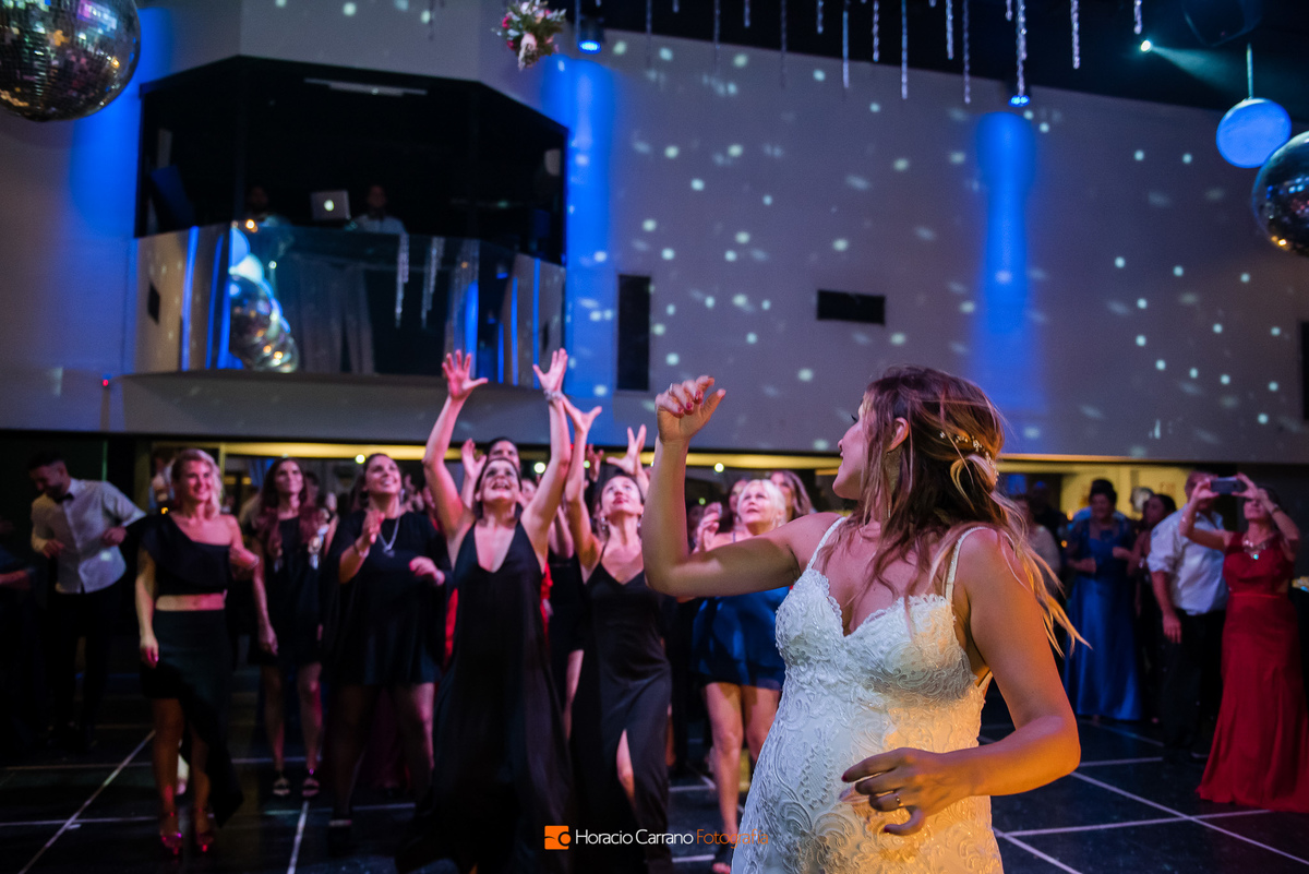 La novia tira el ramo en Punto Bahía Eventos