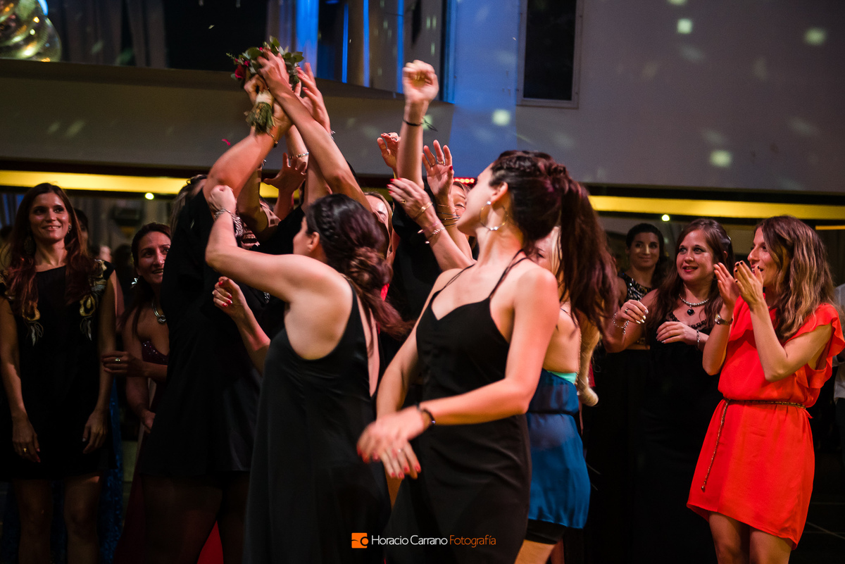 La novia tira el ramo en Punto Bahía Eventos