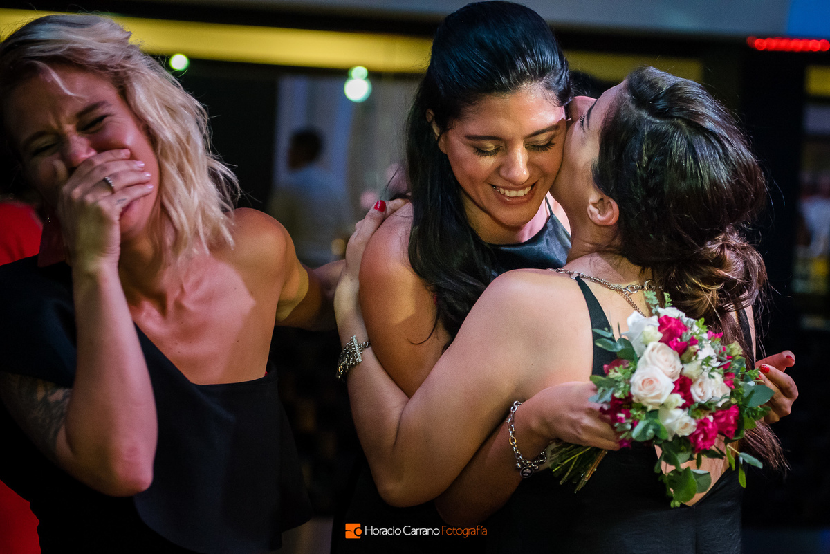 La novia tira el ramo en Punto Bahía Eventos