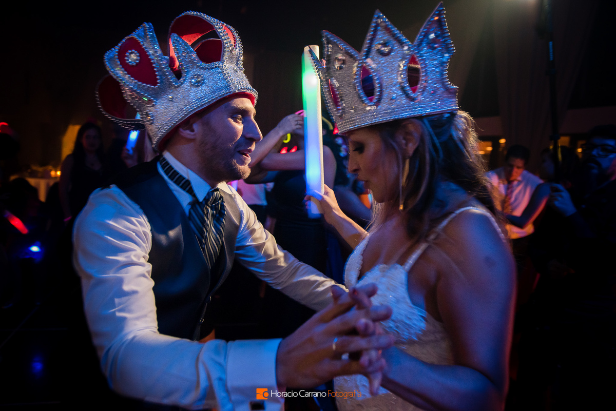 Bailan los novios con la música de Grupo Sarapura Dj en Punto Bahía Eventos