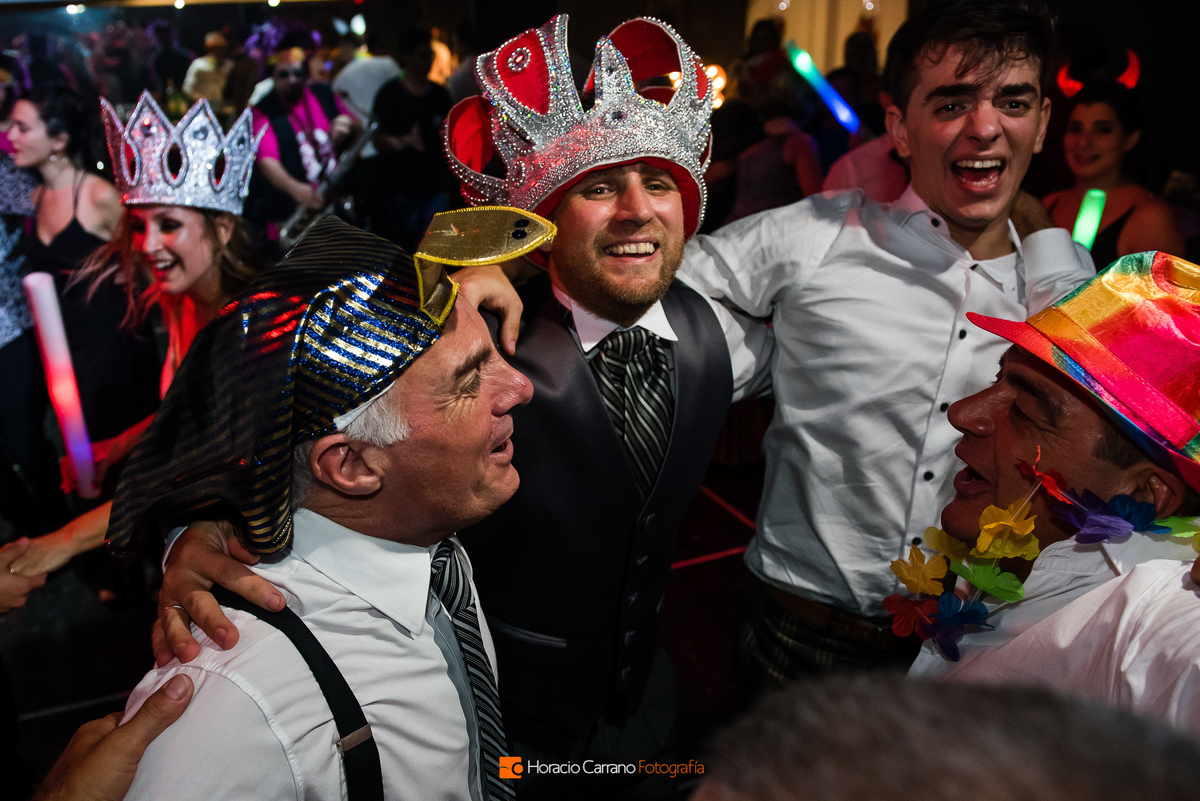 carnaval carioca cotillón coronas casamiento en Punto Bahía eventos